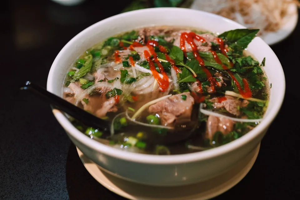 Khách ăn đĩa cơm tấm