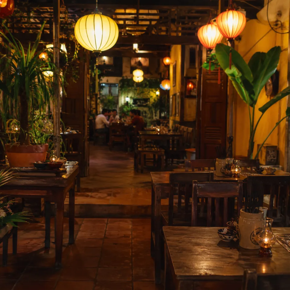 Khách ngồi ăn tại quán